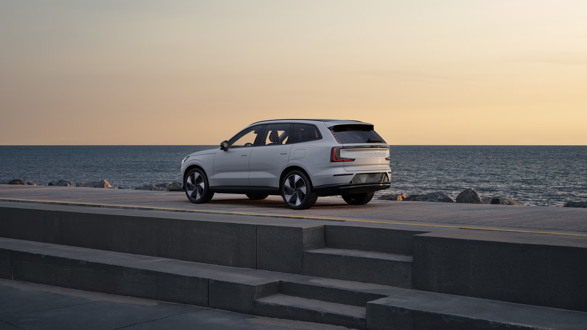 VOLVO EX90